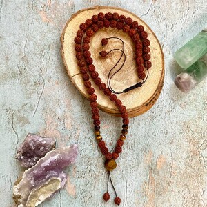 گردنبند رودراکشا و چشم ببر و پلاک شبدر