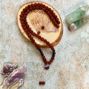 گردنبند رودراکشا و آمیتیست و پلاک شبدر