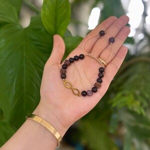 دستبند  سنگ گارنت و یاقوت با پلاک بینهایت