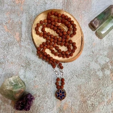 تسبیح  رودراکشا و کریستال کوارتز- 108  عددی با پلاک تبتی