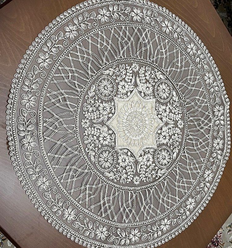 رومیزی دانتل گرد سه تیکه(مدل ستاره)رنگ طلایی