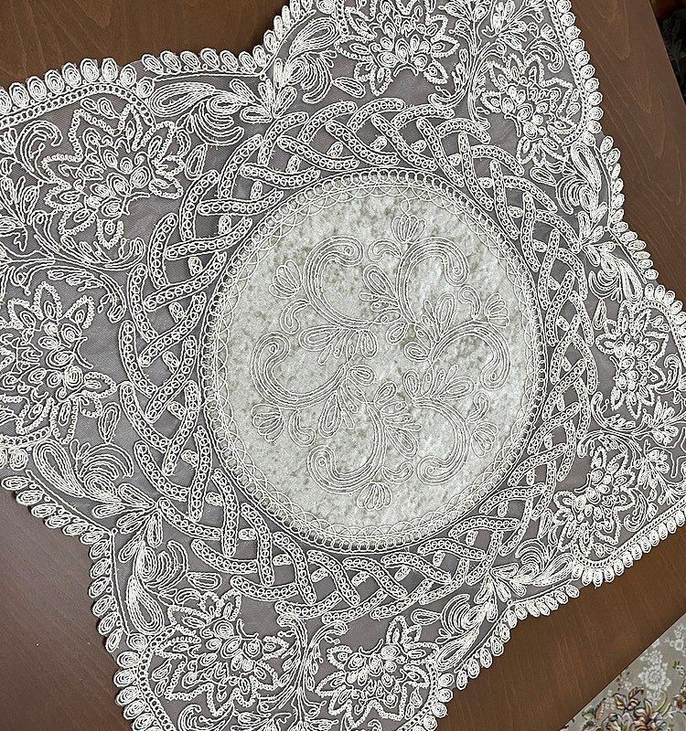 رومیزی سه تیکه دانتل مربع رنگ(طلایی)