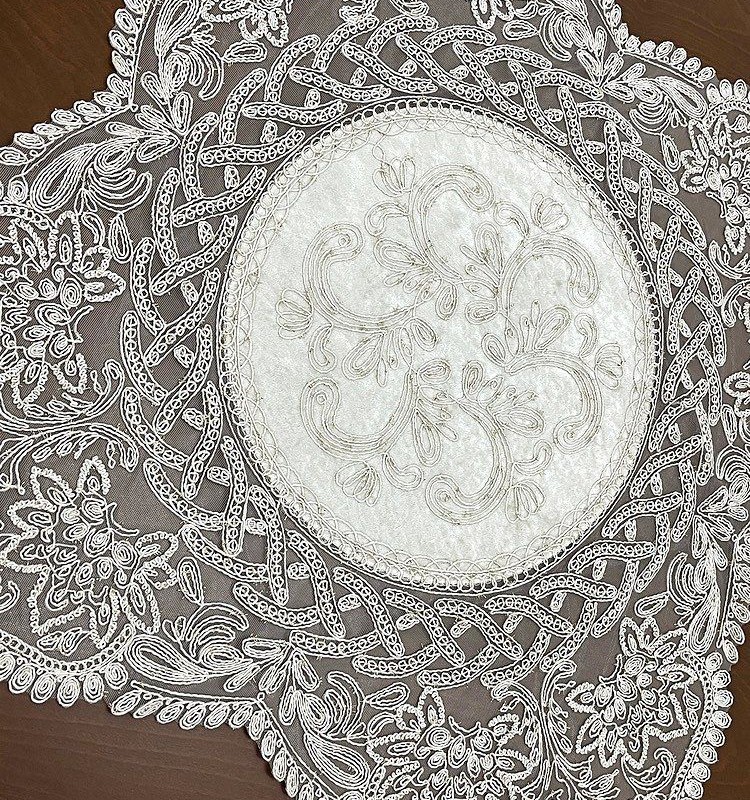 رومیزی سه تیکه دانتل مربع رنگ (شیری)