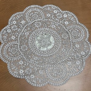 رومیزی دانتل گرد سه تیکه (مدل ورساچ)رنگ طوسی