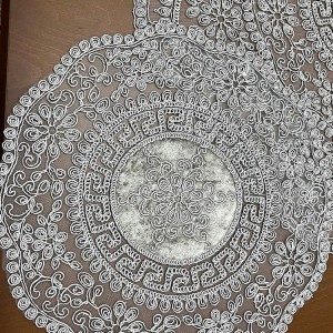 رومیزی دانتل گرد سه تیکه (مدل ورساچ)رنگ طوسی