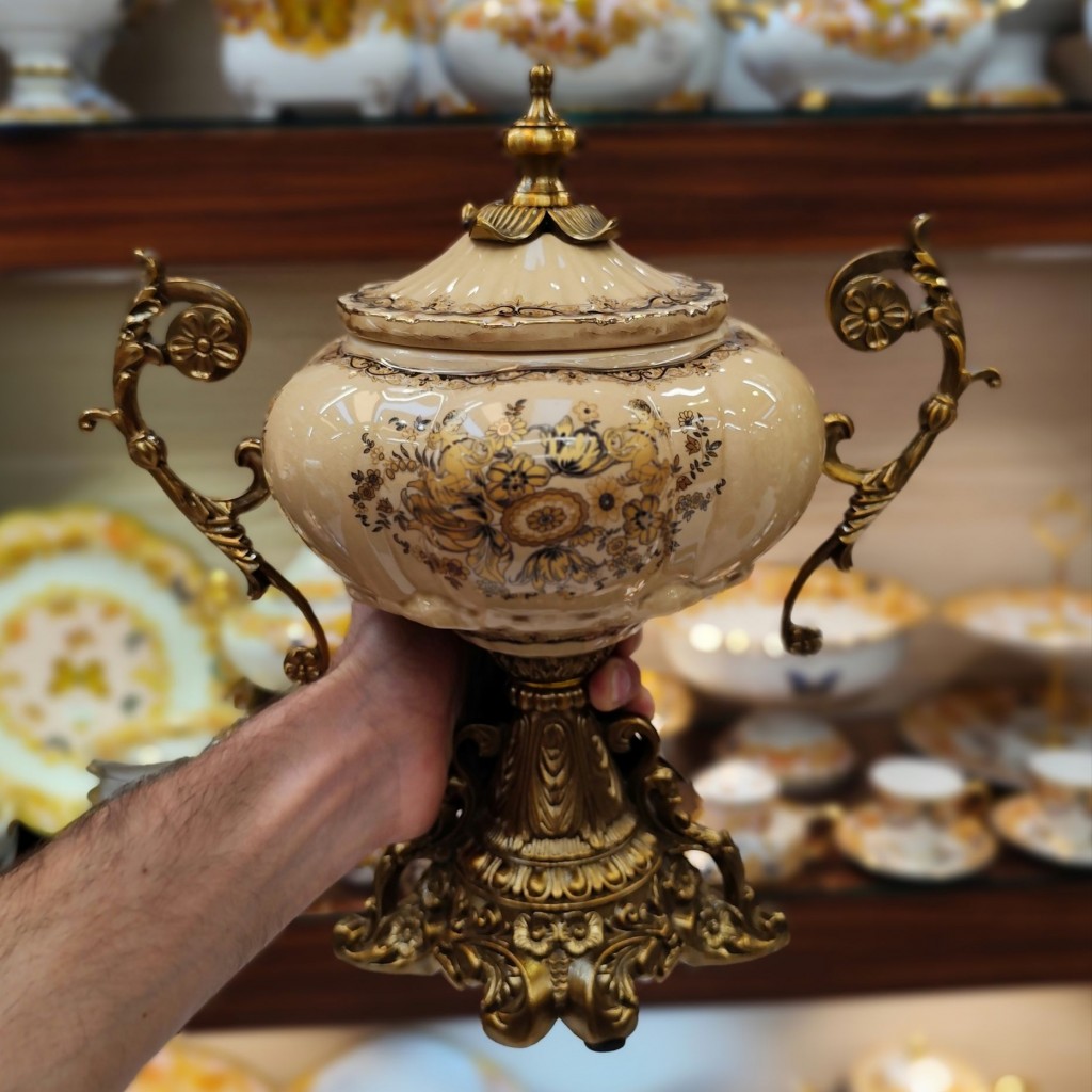 شکلات خوری درب دار گردپایدارزینک 8055