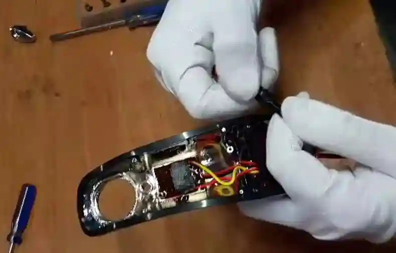 تعویض باتری شیرآلات چشمی