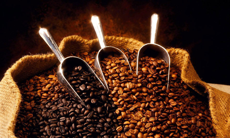 دانه‌های قهوه به صورت لایت، مدیوم، دارک یا ترکیبی از این‌ها رُست می‌شوند.