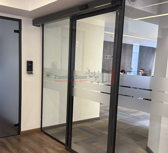 درب اتوماتیک شیشه ای همراه با اکسس کنترل فیس آیدی و سند بلاست