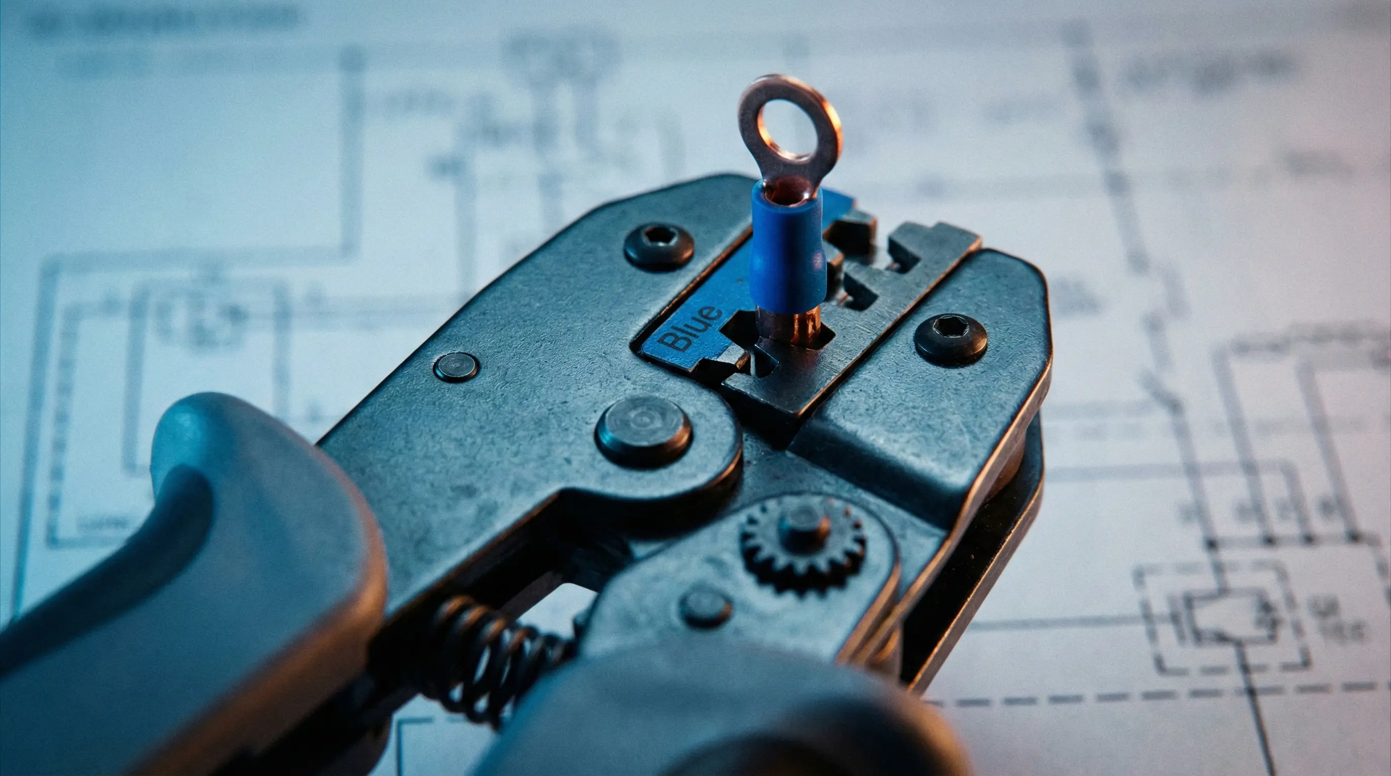 مکانیزم پرس جغجغه&zwnj;ای (Ratchet) و فک&zwnj;های استاندارد جهت پرس دقیق سرسیم