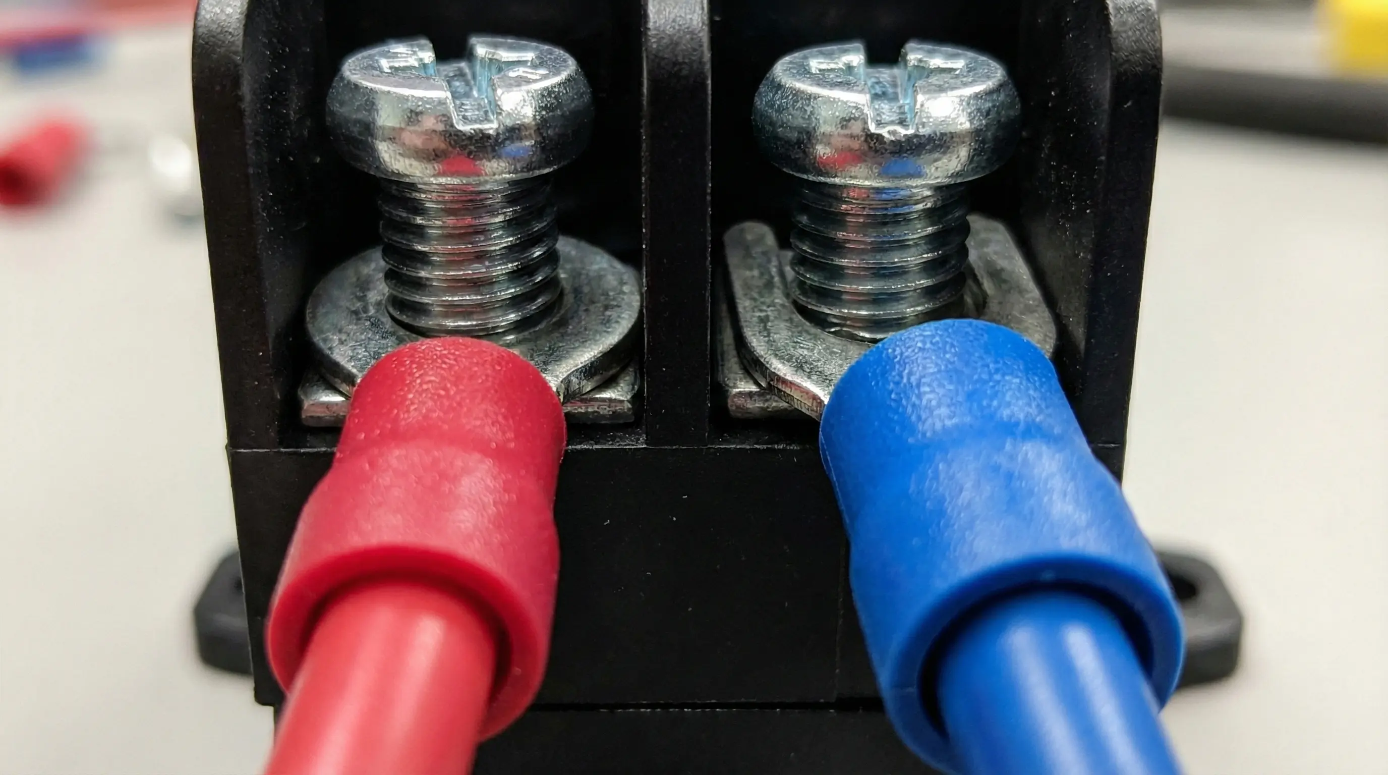 مقایسه نحوه نصب ایمن سرسیم حلقوی و نصب سریع سرسیم دوشاخ در ترمینال بلاک پیچی