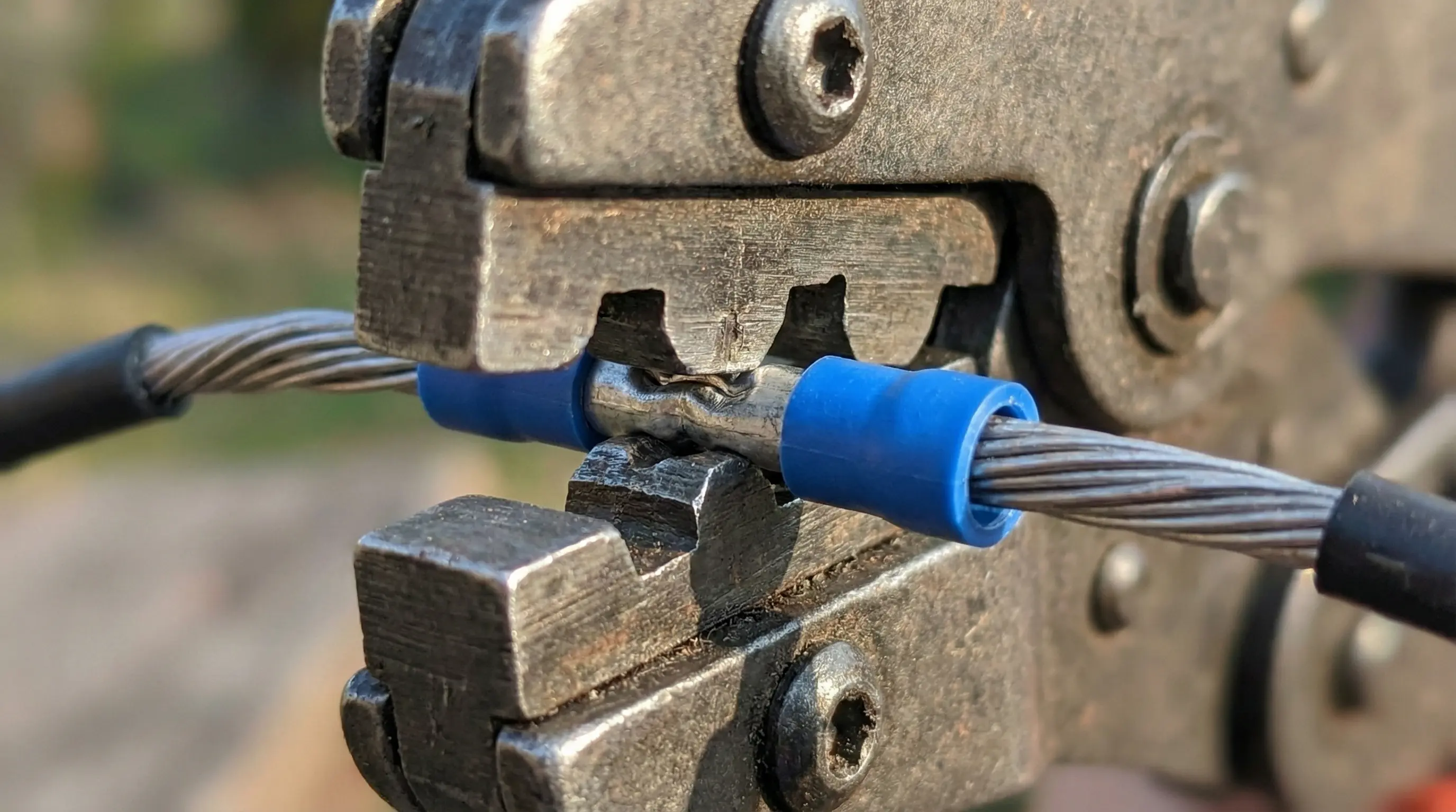 استفاده از ابزار پرس دستی برای ایجاد اتصال دائم سیم به سیم با سرسیم رابط روکشدار