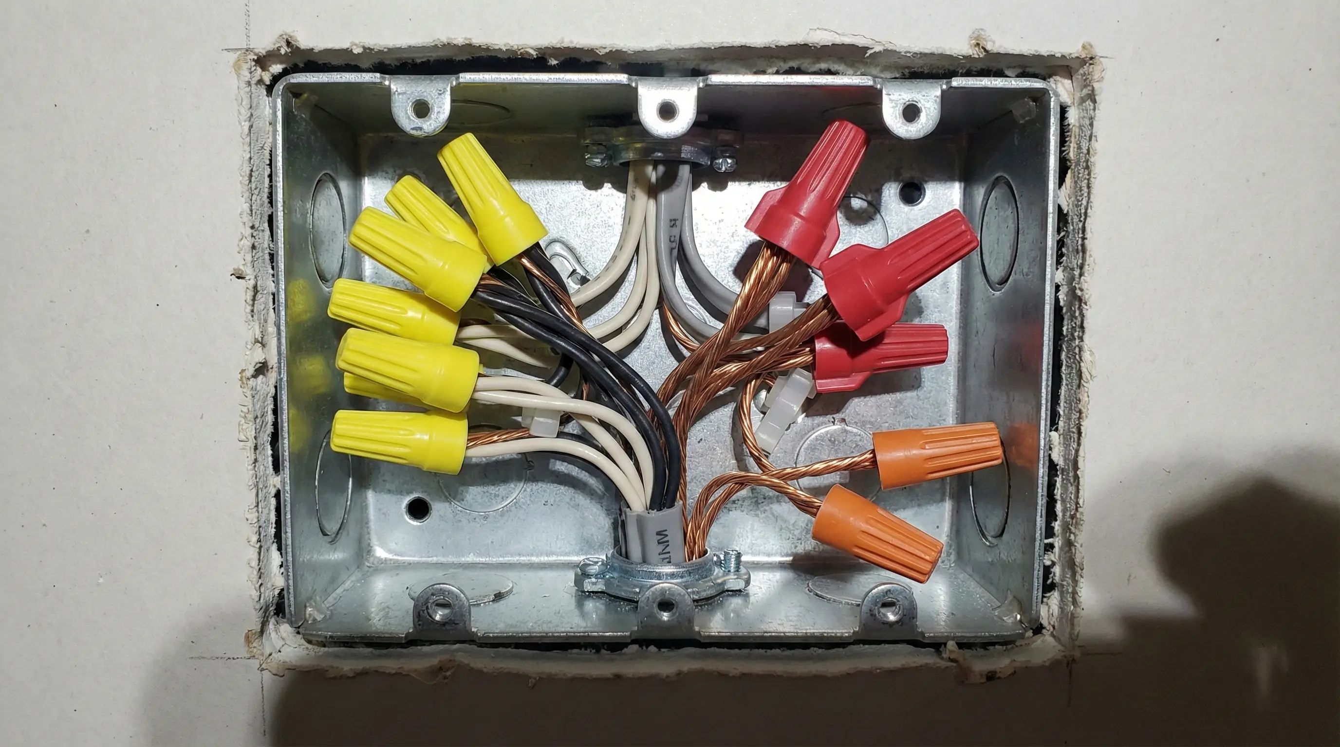 اتصالات سیمکشی ساختمان با استفاده از کانکتورهای پیچی رنگی در داخل جعبه تقسیم