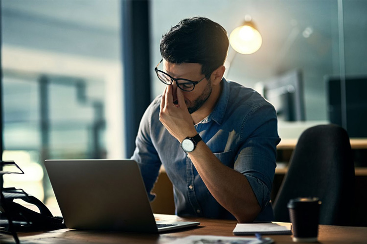 چطوری از سردرد هنگام کار با لپ تاپ جلوگیری کنیم؟