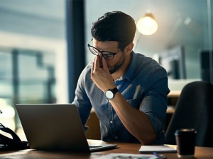 چطوری از سردرد هنگام کار با لپ تاپ جلوگیری کنیم؟