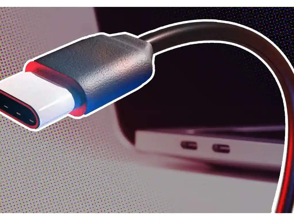 خرید شارژر لپتاپ مناسب یکی از دغدغههای افراد در زمان خرابی شارژر است. اخیرا، درگاههای USB-C وارد بازار شده و باعث ایجاد تغییرات بزرگی شدهاند. از این رو، خیلی از افراد بین انتخاب شارژرهای سنتی سوزنی و فناوریهای جدید سردرگم شدهاند. تفاوت شارژر USB-C با شارژر سوزنی لپتاپ در دهههای گذشته، هر برند برای خود یک استاندارد متفاوت داشت. اگر شما قصد خرید شارژر لپتاپ توشیبا (Toshiba) یا شارژر لپتاپ ایسر (Acer) را داشتید، عملاً نمیتوانستید از شارژر برند دیگری استفاده کنید. این شارژرهای سوزنی که عمدتاً ولتاژ و آمپر ثابتی داشتند، با یک پین گرد متصل میشدند. اما امروزه با ظهور شارژر usb c لپتاپ، معادلات تغییر کرده است. در این مطلب به بررسی دقیق تفاوتهای بین این دو شارژر میپردازیم تا بدانید کدام گزینه برای دستگاه شما عملکرد بهتری دارد. آشنایی با شارژر سوزنی (DC Jack)؛ تکنولوژی کلاسیک شارژرهای سوزنی که به آنها شارژرهای معمولی یا DC نیز گفته میشود، سالها استاندارد اصلی اکثر لپتاپها بودهاند. این شارژرها از طریق یک کانکتور مدور با یک پین مرکزی (سوزنی) وارد دستگاه میشوند. بسیاری از برندهای بزرگ همچنان در مدلهای اقتصادی یا گیمینگ خود از این سیستم استفاده میکنند. برای مثال، اگر به دنبال خرید شارژر لپتاپ توشیبا (Toshiba) هستید، احتمالاً با مدلهای سوزنی متداول روبرو خواهید شد. این شارژرها معمولاً ولتاژ و آمپر ثابتی را از آداپتور دریافت کرده و به دستگاه منتقل میکنند. شارژر لپتاپ تایپ سی بررسی ویژگیهای شارژر USB-C لپتاپ؛ استاندارد آینده در مقابل، شارژر usb c لپتاپ نماینده نسل جدید استانداردهای اتصال است. برخلاف شارژرهای قدیمی، USB-C تنها یک پورت برای انتقال داده نیست، بلکه قابلیت انتقال توان بسیار بالایی (Power Delivery یا همان PD) را داراست. استفاده از شارژر لپتاپ اپل مک بوک یکی از بهترین مثالها برای درک قدرت این تکنولوژی است. اپل با جایگزینی سوکتهای قدیمی با USB-C، توانست اکوسیستم خود را یکپارچه کند، به طوری که شما میتوانید با یک کابل و آداپتور، هم گوشی هوشمند و هم لپتاپ خود را شارژ کنید. شارژر لپتاپ USB-C تفاوت usb c و type c؛ آیا تفاوتی وجود دارد؟ بسیاری از کاربران میپرسند که تفاوت usb c و type c چیست. در واقع، هیچ تفاوتی وجود ندارد! واقعیت این است که در اکثر مواقع، این دو اصطلاح به یک چیز اشاره دارند. با این حال، از نظر فنی، "Type-C" نام فیزیکی کانکتور است و USB-C استانداردی است که این کانکتور از آن پشتیبانی میکند. در مقابل، شارژرهای سوزنی قدیمی تنها برای انتقال جریان مستقیم (DC) طراحی شده بودند و هیچ قابلیتی برای تبادل داده یا سیگنالهای هوشمند نداشتند. برای مثال، اگر شما کاربر شارژر لپتاپ ایسوس (Asus) هستید که از درگاه تایپ سی استفاده میکند، میتوانید با یک شارژر باکیفیت، حتی گوشی موبایل یا تبلت خود را هم شارژ کنید. این انعطافپذیری در برندهای مدرن مانند شارژر لپتاپ شیائومی (Xiaomi) به وضوح دیده میشود. اما اگر بخواهیم به زبان ساده به تفاوت شارژر تایپ سی و معمولی پاسخ دهیم، باید به چند فاکتور کلیدی اشاره کنیم: • انعطافپذیری: شارژرهای معمولی (سوزنی) محدود به یک مدل خاص و یک برند مشخص هستند. اما شارژرهای تایپ سی با پروتکل PD، میتوانند ولتاژهای مختلفی را شناسایی کرده و بر اساس نیاز دستگاه، جریان مناسب را فراهم کنند. • سرعت و توان: در حالی که شارژرهای سوزنی برای توانهای بسیار بالا (مانند لپتاپهای گیمینگ سنگین) همچنان پادشاه هستند، اما تفاوت شارژر تایپ سی در این است که میتواند برای طیف وسیعی از دستگاهها، از موبایل گرفته تا لپتاپهای فوق سبک، کارآمد باشد. • طول عمر پورت: پورتهای USB-C به دلیل طراحی مدرن و قابلیت چرخش (Reversible)، آسیب کمتری نسبت به پینهای ظریف سوکتهای سوزنی میبینند. شارژر لپتاپ سوزنی مزایا و معایب شارژر لپتاپ USB-C و شارژر سوزنی مزایا معایب شارژر USB-C • یگانگی: استفاده از یک شارژر برای تمامی دستگاههای دیجیتال. • هوشمندی: قابلیت تشخیص هوشمند ولتاژ توسط آداپتور. • کمحجم بودن: آداپتورهای USB-C معمولاً کوچکتر و قابل حملتر هستند. • قیمت: به دلیل تکنولوژی پیشرفته، قیمت شارژرهای باکیفیت ممکن است بیشتر باشد. • محدودیت توان: برای برخی لپتاپهای بسیار قدرتمند، هنوز نیاز به شارژرهای سوزنی با آمپر بالا است. شارژر سوزنی • پایداری در توان بالا: ایدهآل برای لپتاپهای ورکاستیشن و گیمینگ. • قیمت مناسب: معمولاً ارزانتر از مدلهای پیشرفته تایپ سی هستند. • عدم انعطافپذیری: هر دستگاه مدل خاص خود را دارد و نمیتوان با شارژر دیگری آن را شارژ کرد. • احتمال آسیب فیزیکی: احتمال شکستن پین داخلی یا آسیب به سوکت وجود دارد. کدام شارژر برای لپتاپ شما مناسب است؟ انتخاب بین این دو شارژر لپتاپ بستگی به درگاههای دستگاه شما دارد. اگر لپتاپ شما درگاه تایپ سی با قابلیت Power Delivery دارد، همیشه اولویت با شارژر USB-C است. اما اگر دستگاه شما قدیمی است، استفاده از شارژر اصلی سوزنی تنها راه ایمن است. ما در فروشگاه پارت لپ، طیف گستردهای از لوازم و قطعات لپتاپ را فراهم کردهایم تا شما بدون نگرانی از سلامت باتری خود، بهترین انتخاب را داشته باشید. اگر از برندهای مدرن و باریک استفاده میکنید، احتمالاً نیاز به شارژر لپتاپ با قابلیت تایپ سی خواهید داشت. اما اگر از مدلهای قدیمیتر یا لپتاپهای سنگین استفاده میکنید، باید به دنبال شارژر لپتاپ با سوکت سوزنی باشید. مثلاً شارژر مدلهای قدیمیتر مثل شارژر لپتاپ لنوو (Lenovo) که در فروشگاه پارت لپ به راحتی قابل تهیه هستند. نکات حیاتی هنگام خرید شارژر لپتاپ خرید یک شارژر لپتاپ بیکیفیت میتواند به مادربرد دستگاه شما آسیب جدی وارد کند. هنگام خرید، چه شارژر شما سوزنی باشد و چه تایپ سی، به نکات زیر توجه کنید: • مطابقت ولتاژ (Voltage): ولتاژ شارژر باید دقیقاً با ولتاژ ورودی لپتاپ برابر باشد. • شدت جریان (Amperage): آمپر شارژر میتواند بیشتر از نیاز لپتاپ باشد (دستگاه فقط آنچه نیاز دارد را میگیرد)، اما نباید کمتر باشد. • برند و اصالت: شارژرهای تقلبی معمولاً نوسانات جریان شدیدی دارند که میتواند باعث سوختن مدار تغذیه یا آسیب به سلولهای باتری شود. همیشه از فروشگاههای معتبری مثل پارت لپ خرید کنید تا از سلامت شارژر مطمئن شوید. نتیجهگیری: کدام بهتر است؟ در نهایت، نمیتوان گفت یکی از این دو شارژر لپتاپ، مطلقاً بهتر است. اگر به دنبال راحتی، جابهجایی آسان و استفاده همزمان از یک کابل برای موبایل و لپتاپ هستید، شارژر USB-C بیرقیب است. اما اگر لپتاپ شما یک دستگاه گیمینگ یا مهندسی است که توان مصرفی بسیار بالایی دارد، شارژر سوزنی همچنان مطمئنترین گزینه برای تامین انرژی پایدار است. اگر نیاز به شارژر لپتاپ سونی (Sony) یا مدلهای خاص دیگر داشته باشید، در این صورت حتماً به دقت به سایز سوکت توجه کنید. سوالات متداول (FAQ) آیا میتوانم از شارژر گوشی برای شارژ لپتاپ تایپ سی خود استفاده کنم؟ اگر شارژر گوشی شما از استاندارد Power Delivery (PD) پشتیبانی کند و توان (وات) کافی را داشته باشد، بله؛ اما سرعت شارژ بسیار کند خواهد بود. در غیر این صورت، ممکن است دستگاه اصلاً شارژ نشود. تفاوت اصلی در چیست که باعث میشود شارژر لپتاپ تایپ سی گرانتر باشد؟ تکنولوژی مدیریت توان در داخل آیسیهای شارژر USB-C بسیار پیچیدهتر است تا بتواند با دستگاههای مختلف گفتگو کرده و ولتاژ مناسب را تنظیم کند. اگر سوکت لپتاپ من سوزنی باشد، آیا میتوانم آن را به USB-C تبدیل کنم؟ تبدیلهای فیزیکی وجود دارند، اما به دلیل تفاوت پروتکلهای برق، استفاده از آنها توصیه نمیشود و ممکن است به برد اصلی دستگاه آسیب بزند.