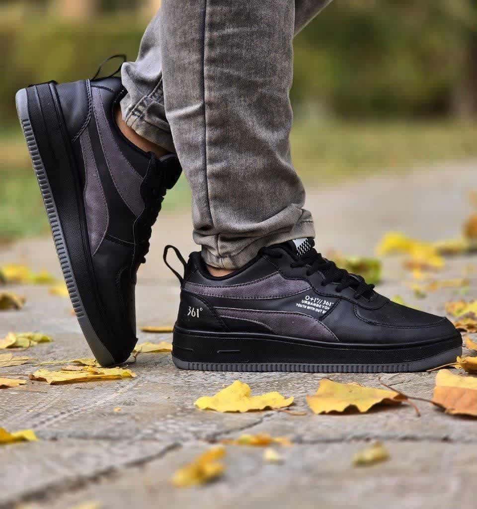 حراج  ویژه کفش  کتونی اسپرت مردانه  و پسرانه رنگ مشکی تمام  بی نهایت جذاب و شیک