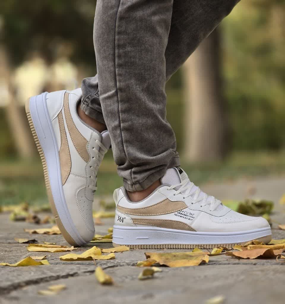 فروش  استثنایی کفش کتونی اسپرت مردانه و پسرانه رنگ سفید کرمی یه کار جذاب و با کیفیت