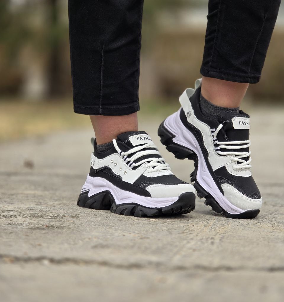 فروش فوق العاده کفش کتونی اسپرت دخترانه و زنانه نگین دار  مدل فشیون رنگ سفید مشکی  یه کار جدید و خوش پا با ارسال رایگان