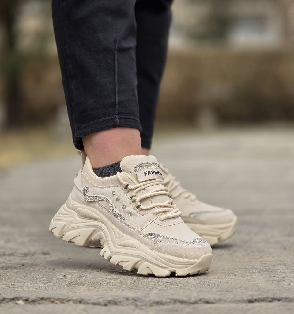 حراج جدید ترین کفش کتونی اسپرت دخترانه  و زنانه  مدل فشیون نگینی رنگ کرم  مناسب افراد شیک پوش با ارسال رایگان