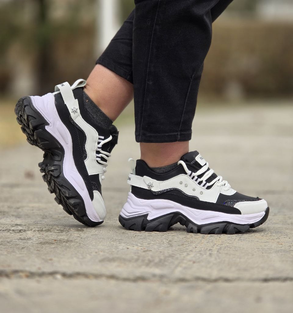 تخفیف شگفت انگیز کفش کتونی اسپرت دخترانه و پسرانه مدل فشیون نگینی رنگ سفید مشکی  زیره پیو مناسب استفاده روزمرره با ارسال رایگان