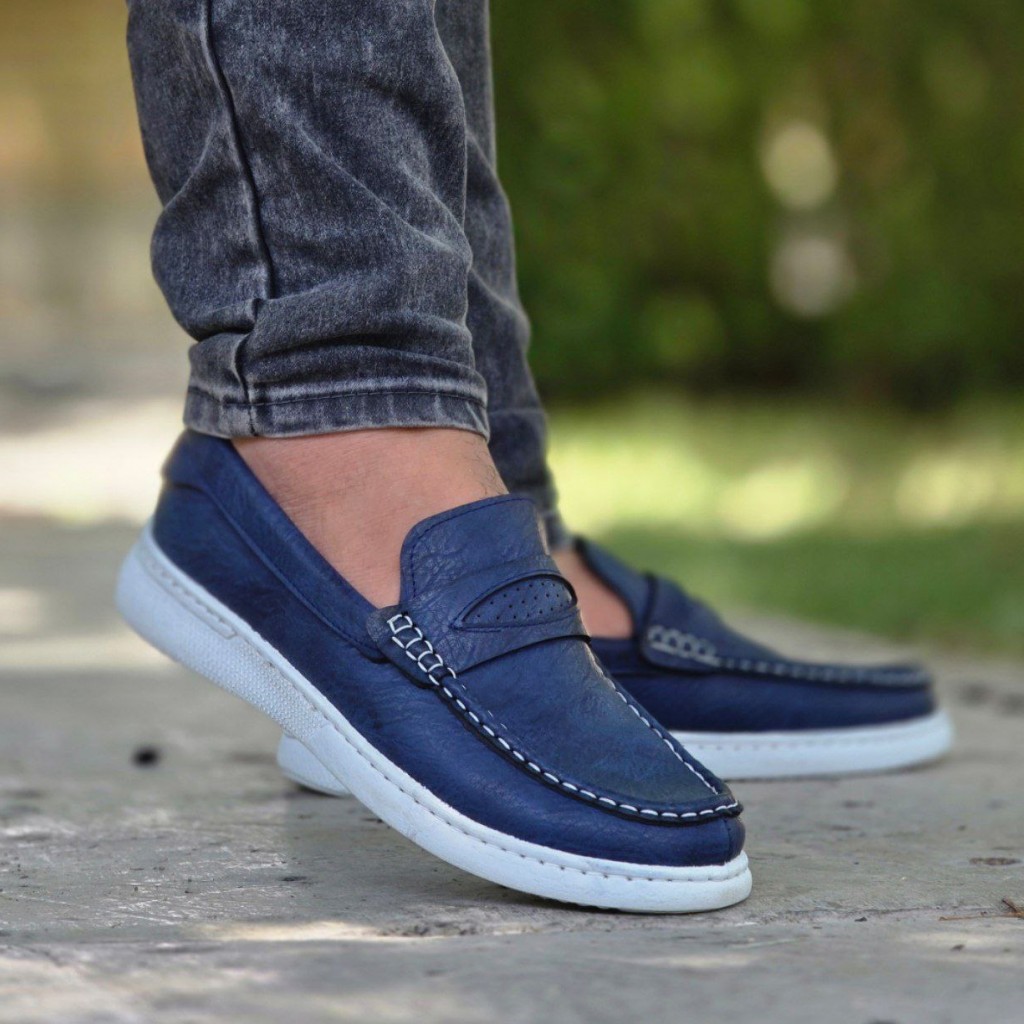 تخفیف استثنایی کفش کالج مردانه پسرانه سبک و راحت  رنگ سورمه ای   با ارسال رایگان