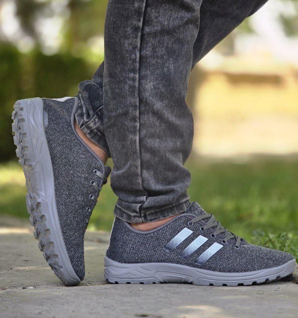 فروش فوق العاده کفش  مردانه  پسرانه مدل  ادیداس شیک و جدید رنگ طوسی