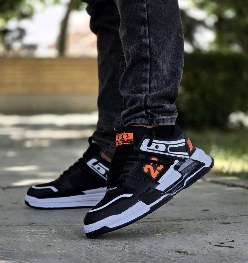 حراج شگفت انگیز   کفش اسپرت مردانه و پسرانه مدل جردن 23 راحت و شیک  رنگ مشکی نارنجی  زیره سفید  با ارسال رایگان