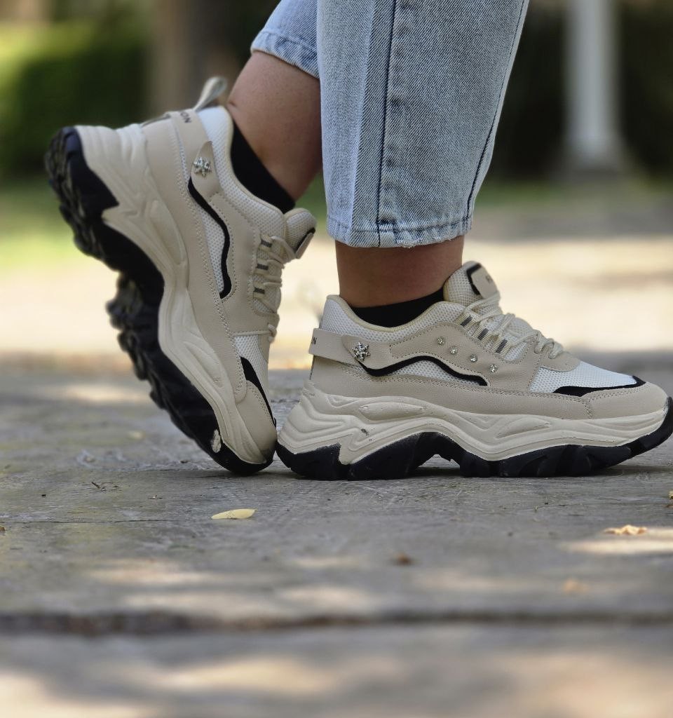 حراج ویژه کفش کتونی اسپرت دخترانه و زنانه فشیون مدل نگینی شیک و راحت رنگ کرم زیره مشکی  منحصربفرد