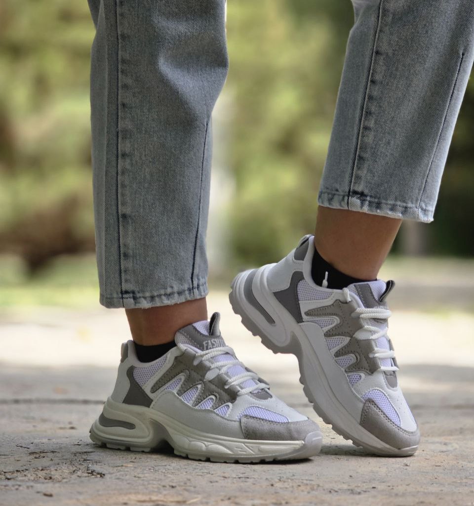 فروش پرطرفدار کفش کتونی اسپرت دخترانه و زنانه مدل فشیون خاص و دلبر رنگ سفید طوسی جذاب