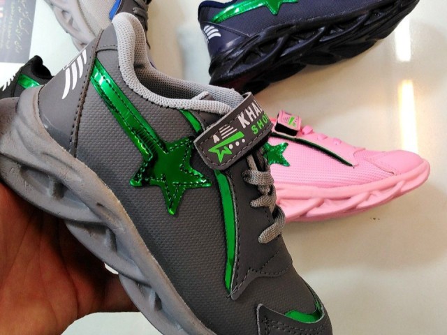 حراج کفش اسپرت بچگانه ویژه عید خوش استایل و خاص