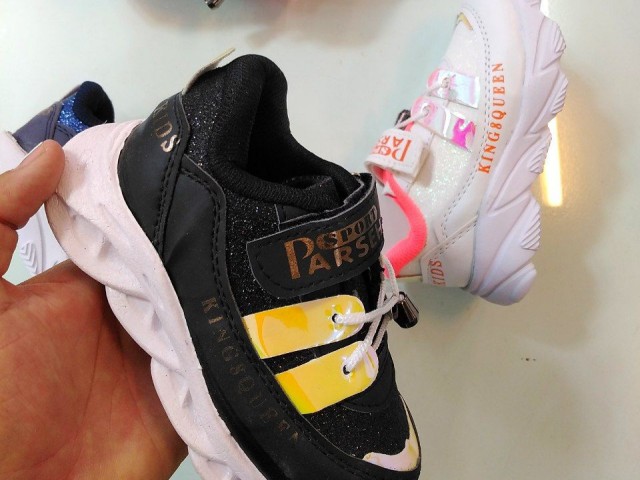 حراج عیدانه کفش اسپرت بچگانه نفیس و زیبا