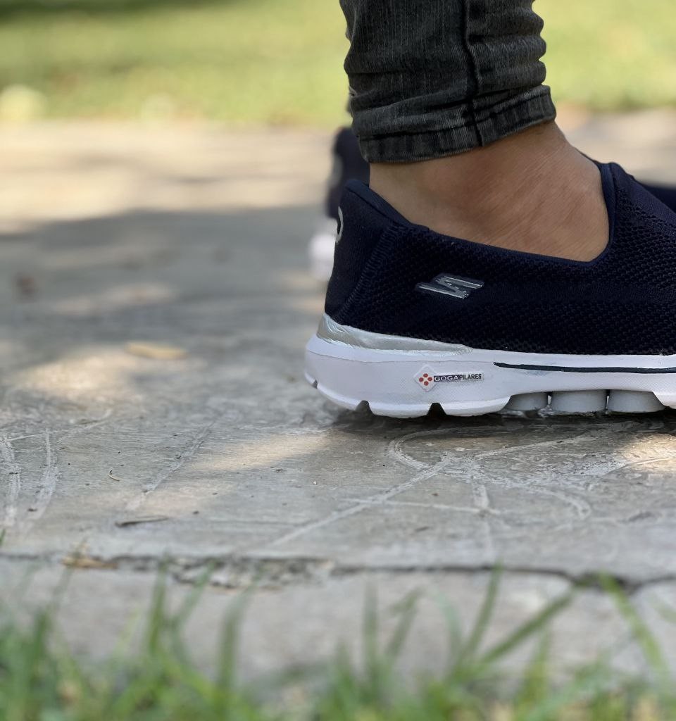 حراج فوق العاده  کفش راحتی  مردانه پسرانه مدل اسکیچرز مناسب برای پیاده روی بسیار سبک رنگ  ابی تیره زیره سفید  با ارسال رایگان