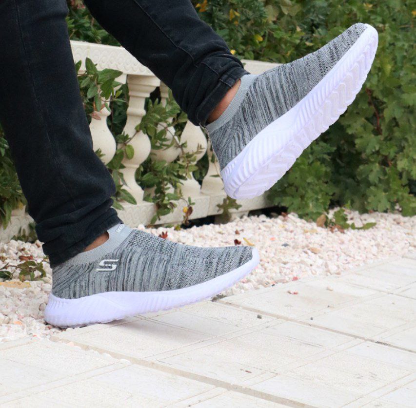 فروش ویژه کفش راحتی  مردانه پسرانه مدل اسکیچرز  نرم و راحت  مناسب پیاده روی رنگ طوسی زیره سفید   با ارسال رایگان