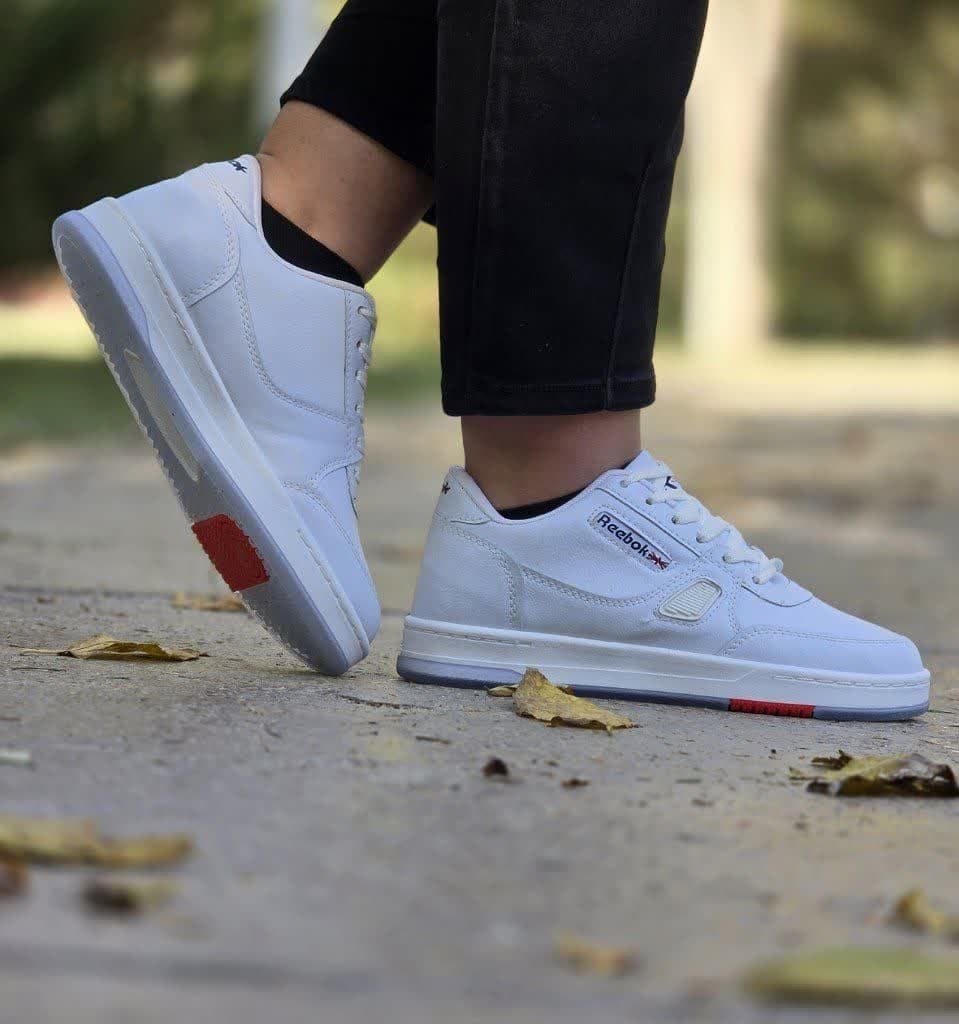 فروش ویژه کفش اسپرت دخترانه مدل ریبوک بسیار شیک  رنگ مشکی زیره سفید راحت و شیک با ارسال رایگان