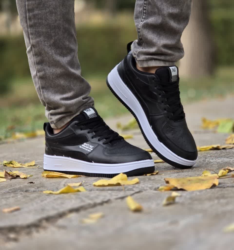 حراج فوق العاده   کفش اسپرت پرطرفدار مردانه مدل  361 رنگ مشکی زیره سفید فوق العاده راحت و سبک زیره پیو  با ارسال رایگان