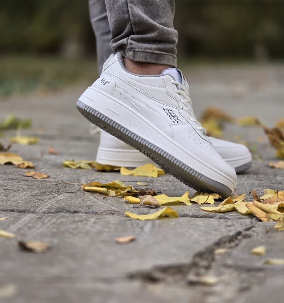 حراااااج واقعی کفش اسپرت پرطرفدار مردانه مدل  361  یه کار فوق العاده زیبا و شیک رنگ سفید طوسی با ارسال رایگان