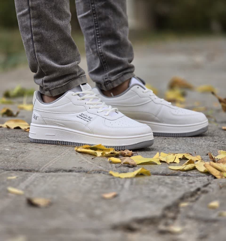 حراااااج واقعی کفش اسپرت پرطرفدار مردانه مدل  361  یه کار فوق العاده زیبا و شیک رنگ سفید طوسی با ارسال رایگان