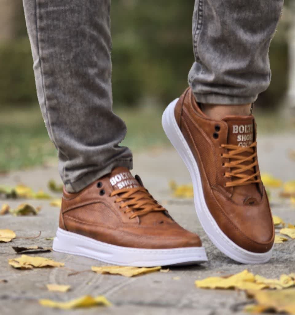 فروش ویژه  کفش کتونی اسپرت مردانه و پسرانه مدل بولتون رنگ  قهوه ای  زیره سفید کیفیت درجه یک  خوش فرم