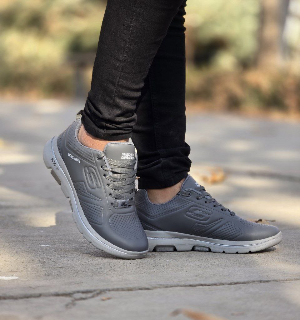 حراج فوق العاده  اسپرت پرطرفدار مردانه مدل اسکیچرز  رنگ مشکی زیره سفید شیک و خاص یه کار فوق العاده پر فروش با ارسال رایگان