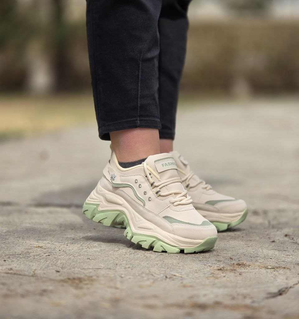 فروش فوق العاده کفش کتونی اسپرت دخترانه و زنانه نگین دار  مدل فشیون رنگ سفید مشکی  یه کار جدید و خوش پا با ارسال رایگان