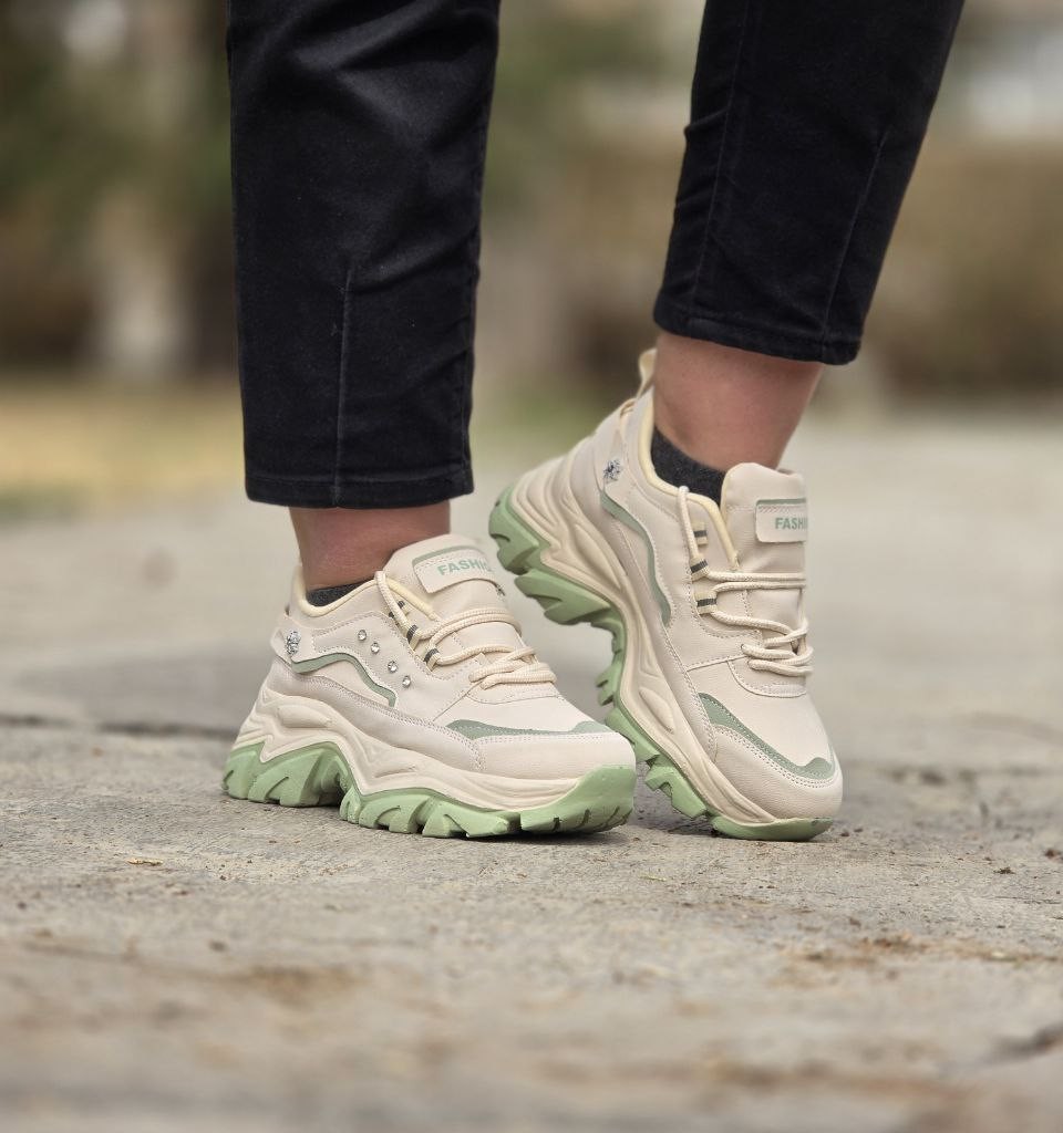 فروش فوق العاده کفش کتونی اسپرت دخترانه و زنانه نگین دار  مدل فشیون رنگ سفید مشکی  یه کار جدید و خوش پا با ارسال رایگان