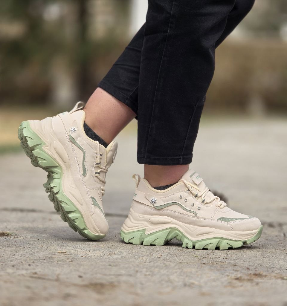 فروش فوق العاده کفش کتونی اسپرت دخترانه و زنانه نگین دار  مدل فشیون رنگ سفید مشکی  یه کار جدید و خوش پا با ارسال رایگان