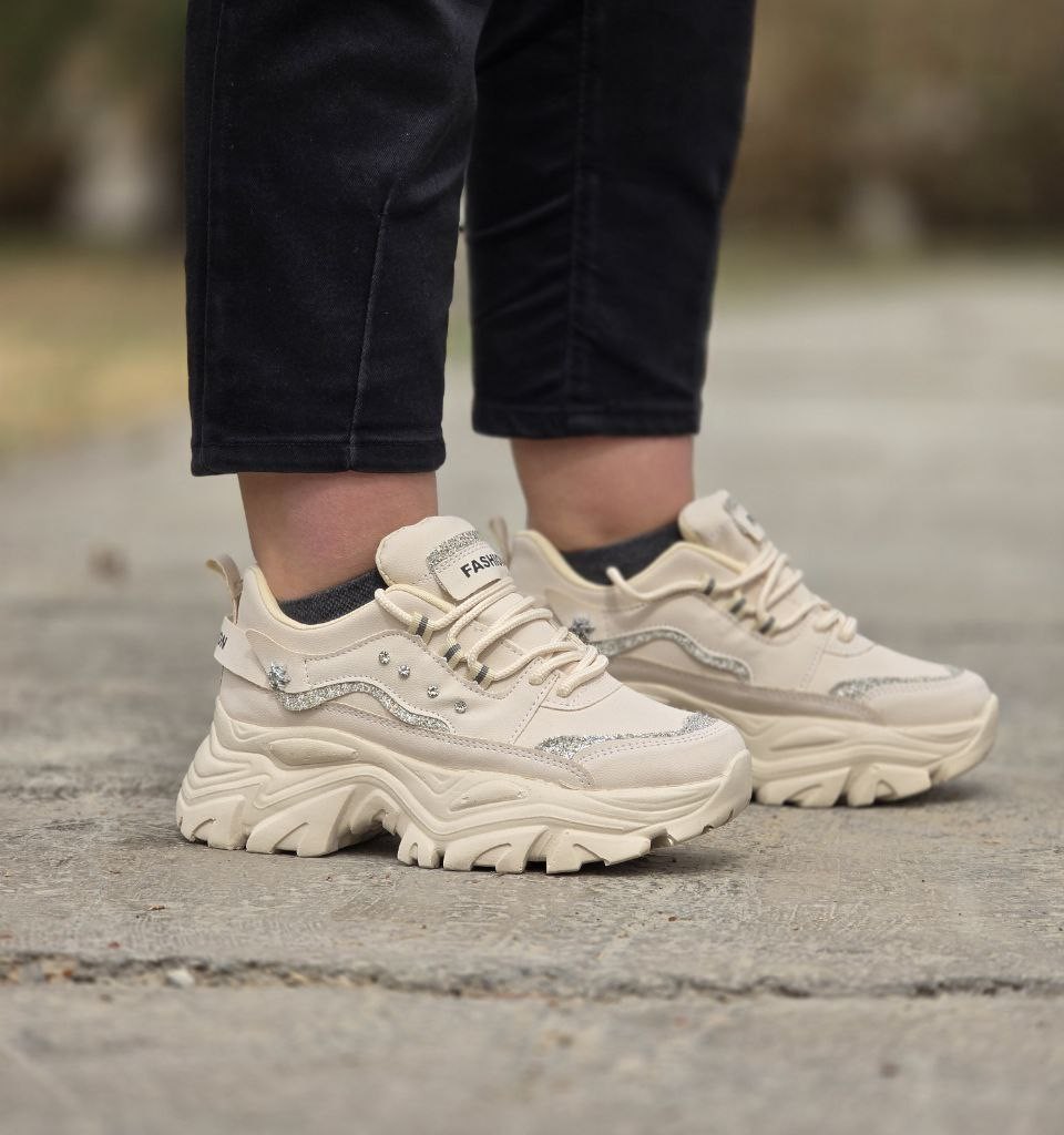 فروش هیجان انگیز کفش کتونی اسپرت دخترانه و زنانه مدل فشیون نگین دار رنگ کرم تمام فوق العاده خوش پا و مناسب افراد خاص پسند با ارسال رایگان