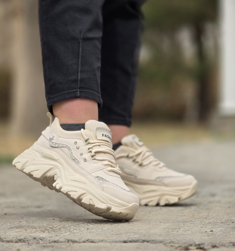 فروش هیجان انگیز کفش کتونی اسپرت دخترانه و زنانه مدل فشیون نگین دار رنگ کرم تمام فوق العاده خوش پا و مناسب افراد خاص پسند با ارسال رایگان