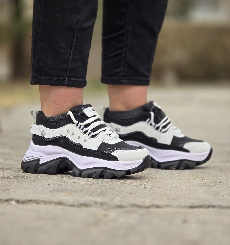 فروش فوق العاده کفش کتونی اسپرت دخترانه و زنانه نگین دار  مدل فشیون رنگ سفید مشکی  یه کار جدید و خوش پا با ارسال رایگان