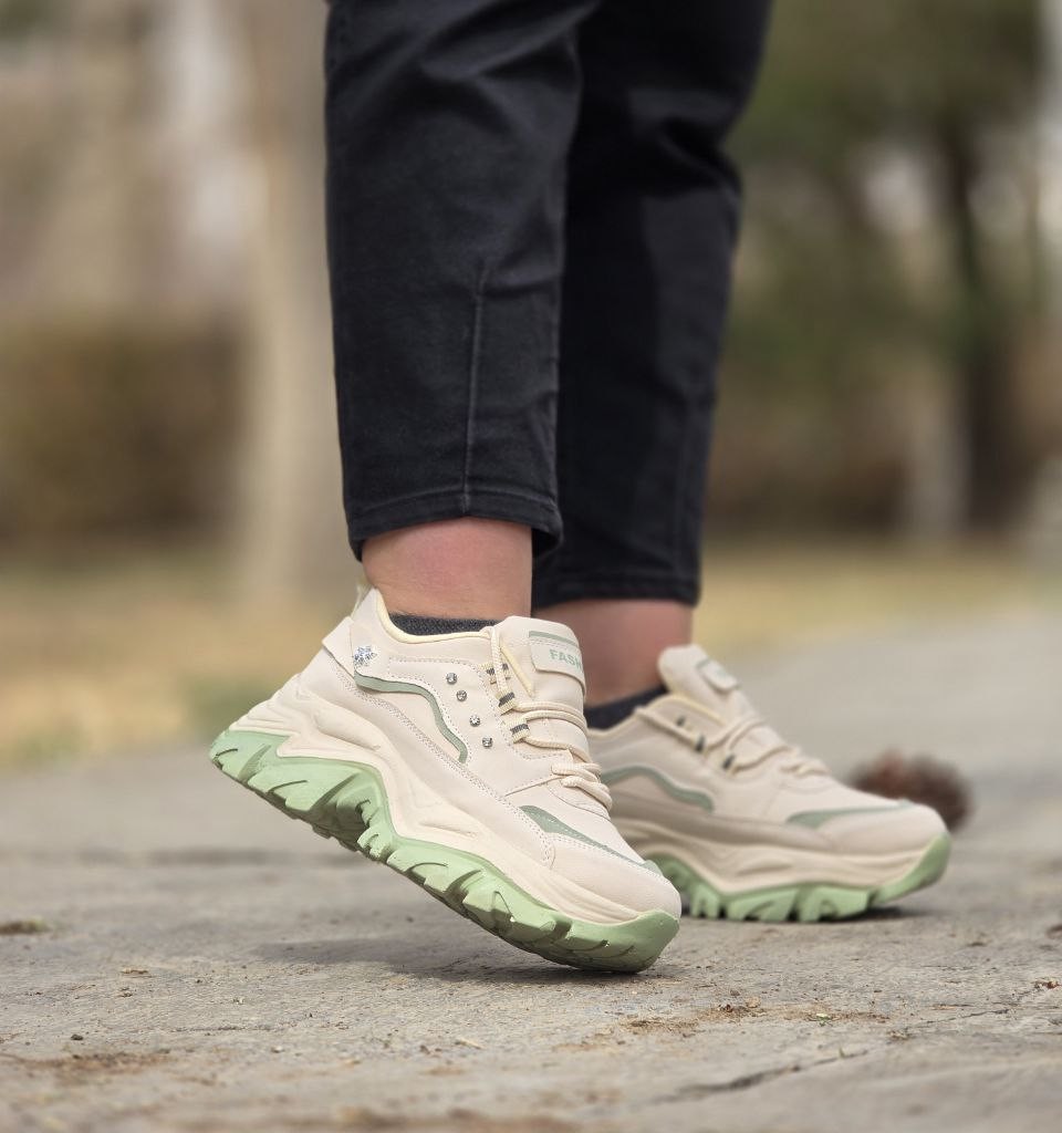 بمب تخفیف امروز کفش کتونی اسپرت دخترانه و زنانه مدل فشیون رنگ کرم سبز زیره پیو  مقاوم و با کیفیت با ارسال رایگان