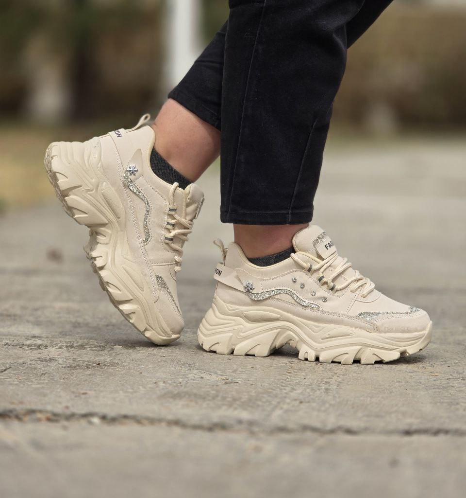 حراج جدید ترین کفش کتونی اسپرت دخترانه  و زنانه  مدل فشیون نگینی رنگ کرم  مناسب افراد شیک پوش با ارسال رایگان