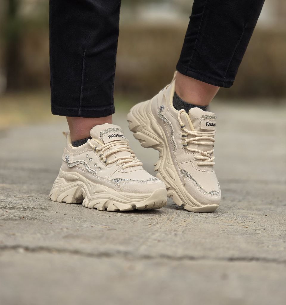 حراج جدید ترین کفش کتونی اسپرت دخترانه  و زنانه  مدل فشیون نگینی رنگ کرم  مناسب افراد شیک پوش با ارسال رایگان