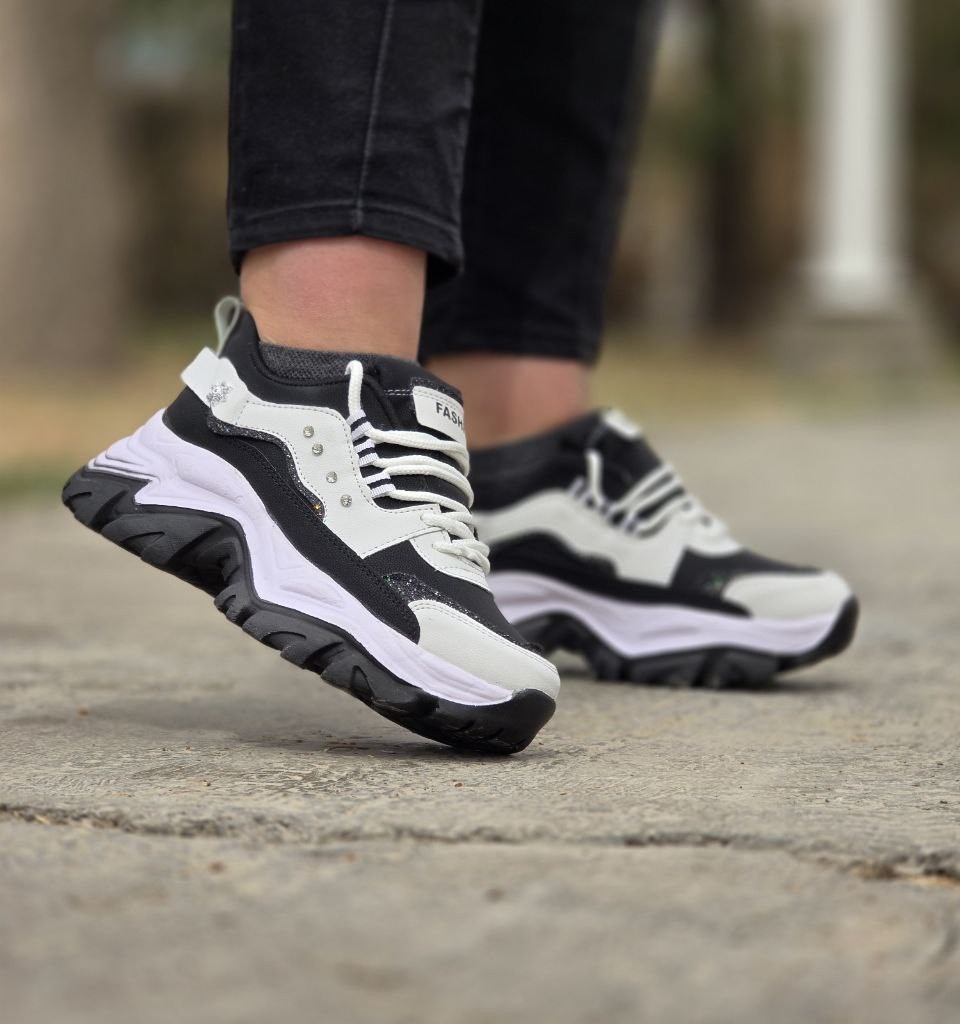 تخفیف شگفت انگیز کفش کتونی اسپرت دخترانه و پسرانه مدل فشیون نگینی رنگ سفید مشکی  زیره پیو مناسب استفاده روزمرره با ارسال رایگان